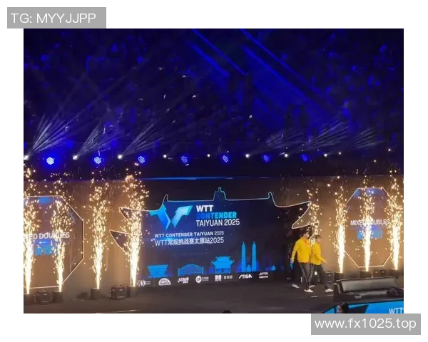 镜头捕捉：VAR赛场小动作引发热议