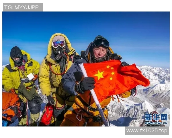 中国登山队挑战喜马拉雅新线路，全员成功登顶