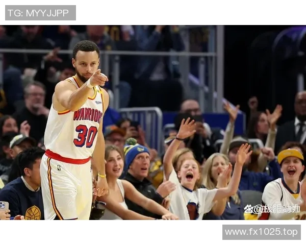 镜头捕捉：勇士赛场小动作引发热议